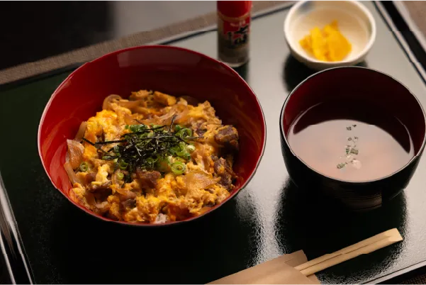 かふぇ丼（親鶏肉の親子丼）